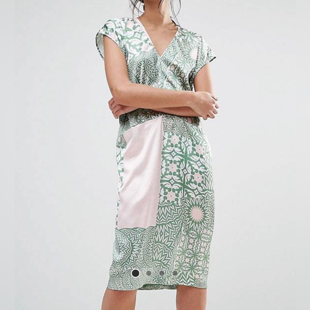 Traffic People Mixed Print V Neck Shift Dress. Size S.